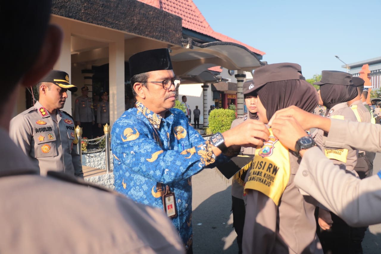 Foto 2 dari 10: Ada Satu Polisi Ditiap RW, Polres Madiun Kota Tugaskan 436 Personil Jadi Polisi RW