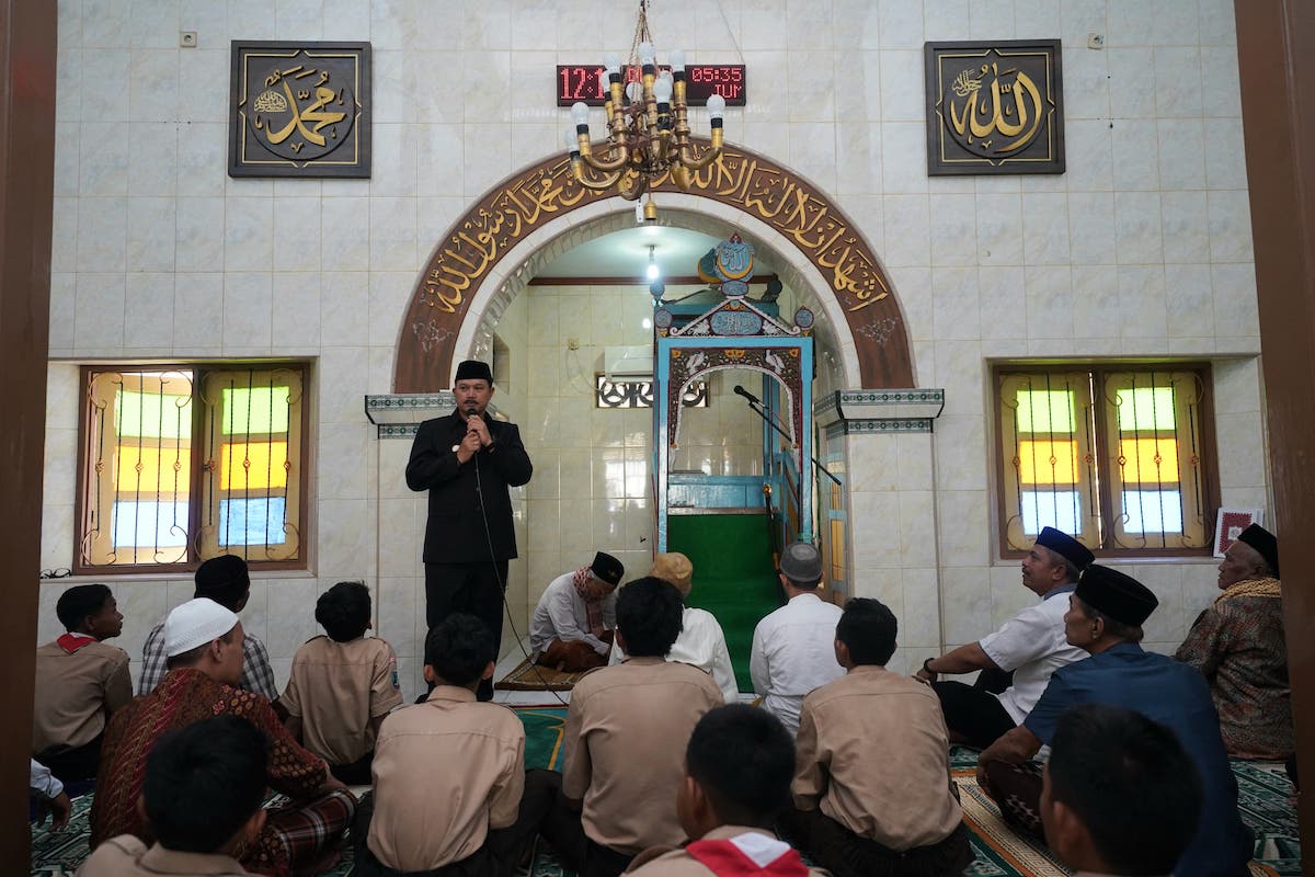 Foto 2 dari 9: Salat Jumat di Masjid Al Arowiyah, Wali Kota Laksanakan Ibadah Bareng Masyarakat