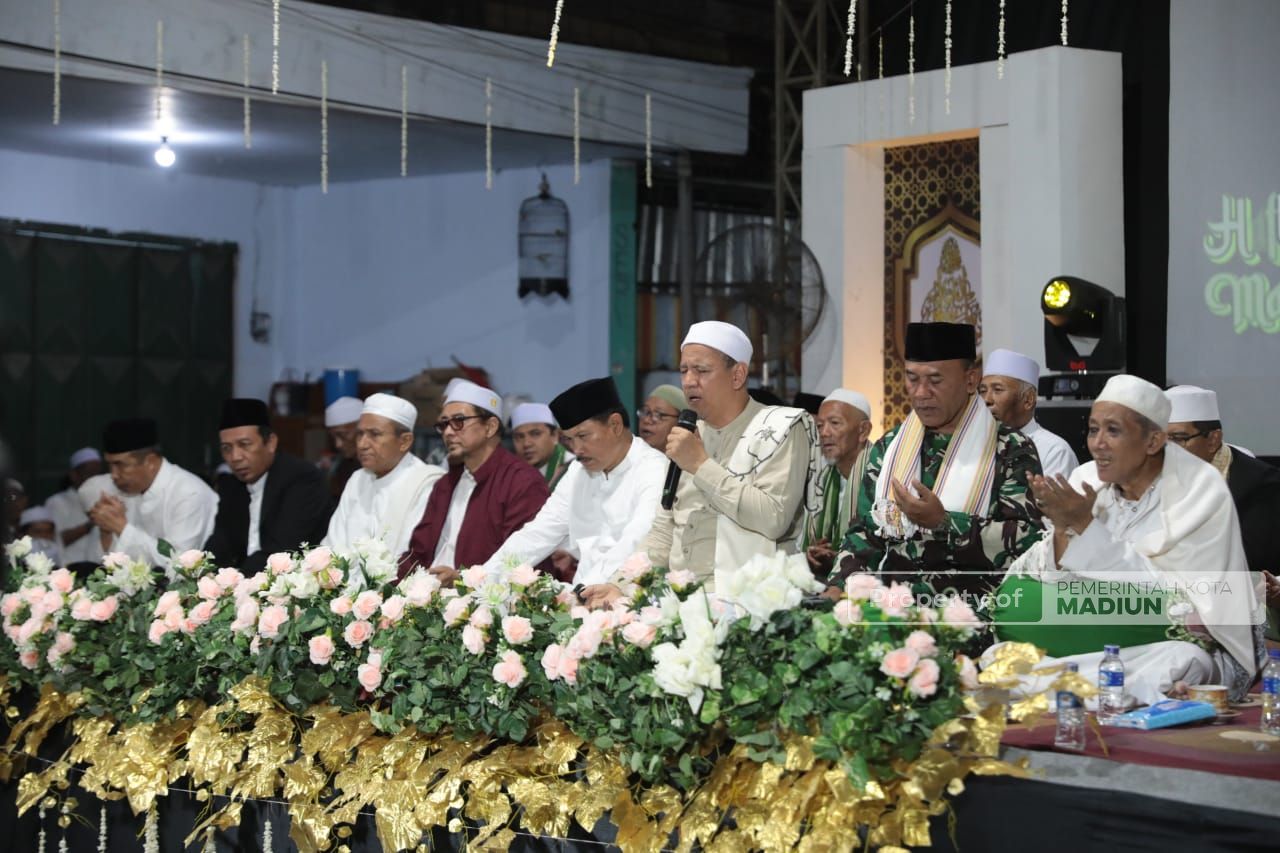 Foto 3 dari 16: Hadiri Peringatan Maulid Nabi Muhammad SAW, Wali Kota Ajak Masyarakat Tingkatkan Iman dan Taqwa