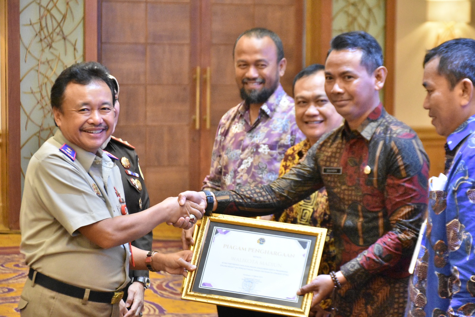 Foto 2 dari 2: Dukung PSN PTSL, Wali Kota Madiun Raih Penghargaan Dari BPN Jatim