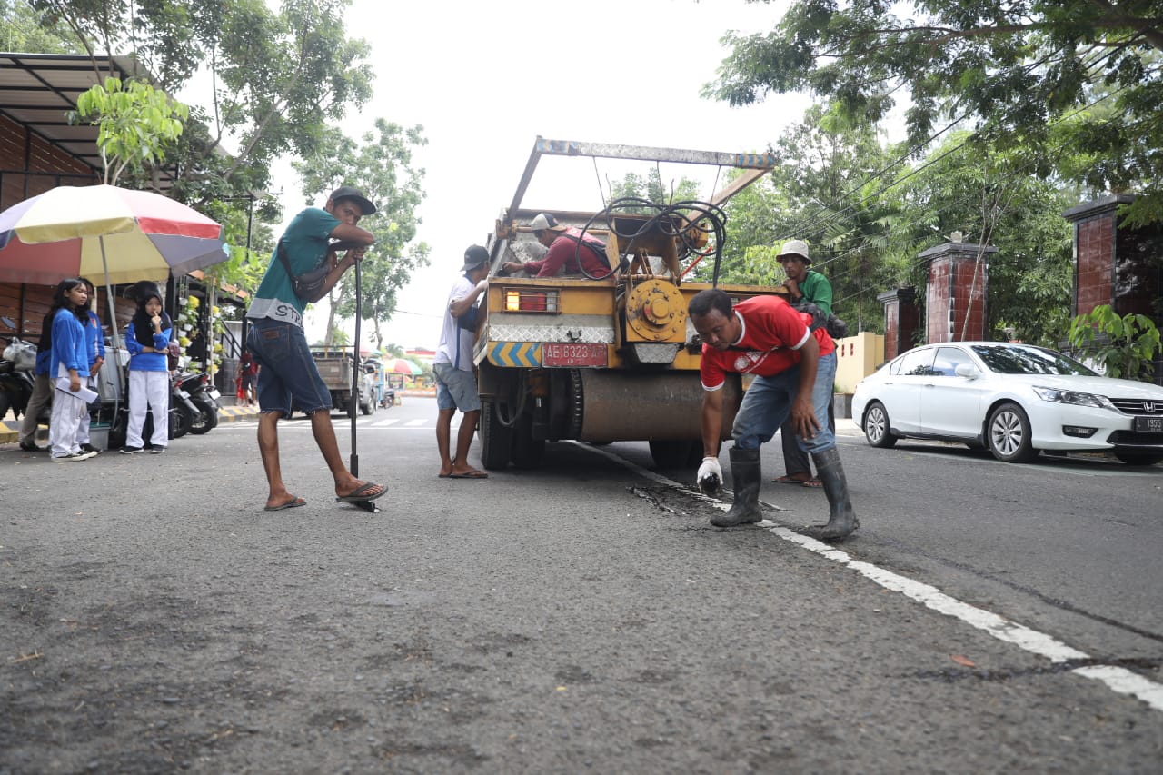Foto 6 dari 8: Antisipasi Kecelakaan, DPUPR Tutup Jalan Berlubang