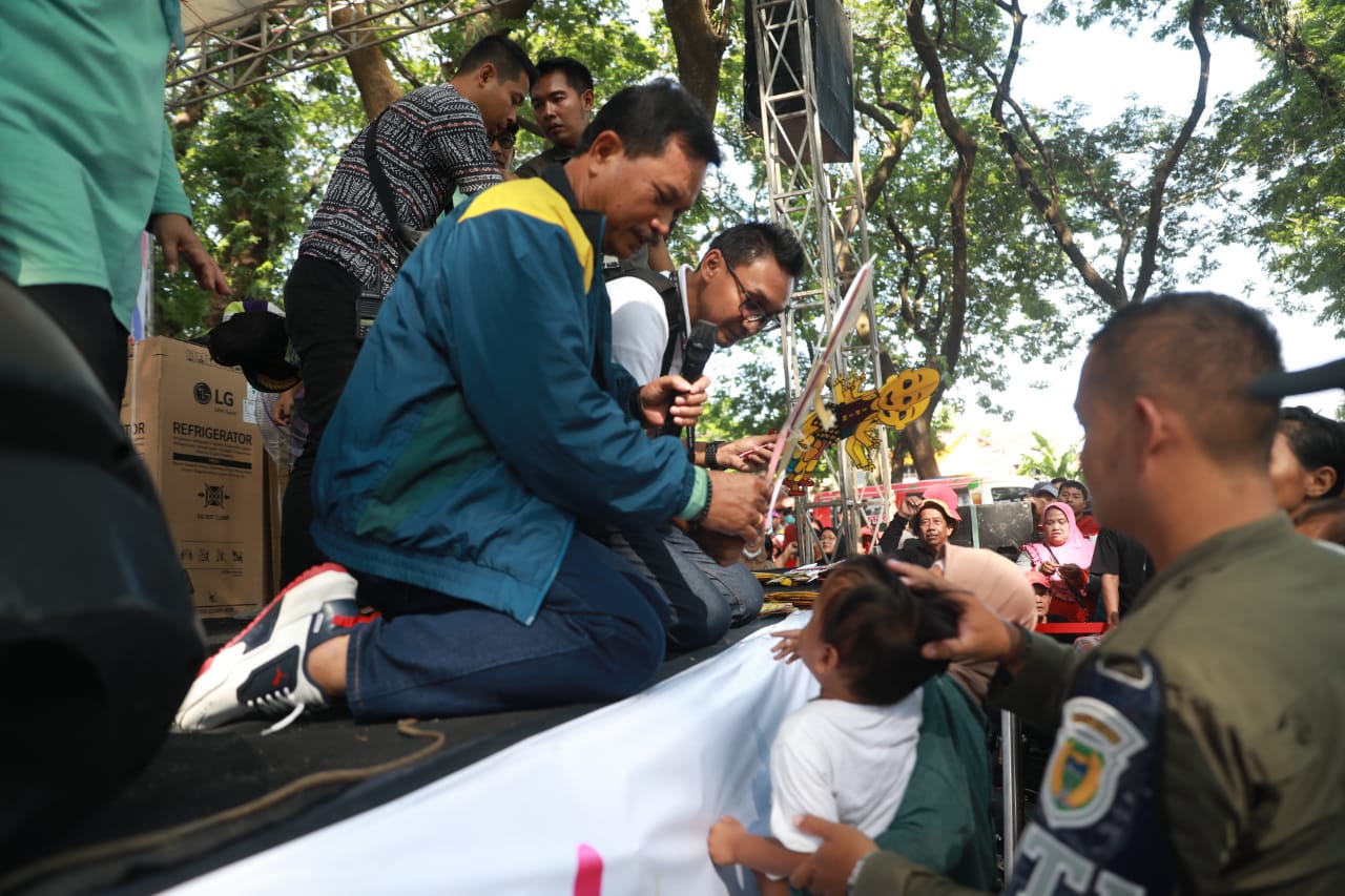 Foto 10 dari 28: Jalan Santai Bersama Warga Taman, Wali Kota : Perayaan Ini Untuk Masyarakat