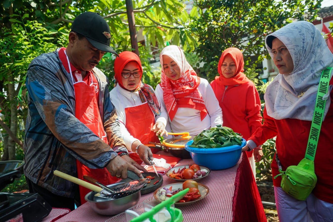 Foto 8 dari 9: Tinjau P2L Taman Asri, Wali Kota Panen Lele dan Sayur Mayur
