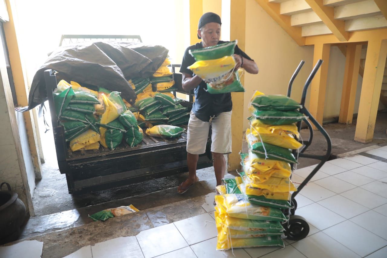 Foto 2 dari 2: Bulog Klaim Stok Beras Aman, Bisa Penuhi Kebutuhan Hingga Awal Tahun Depan