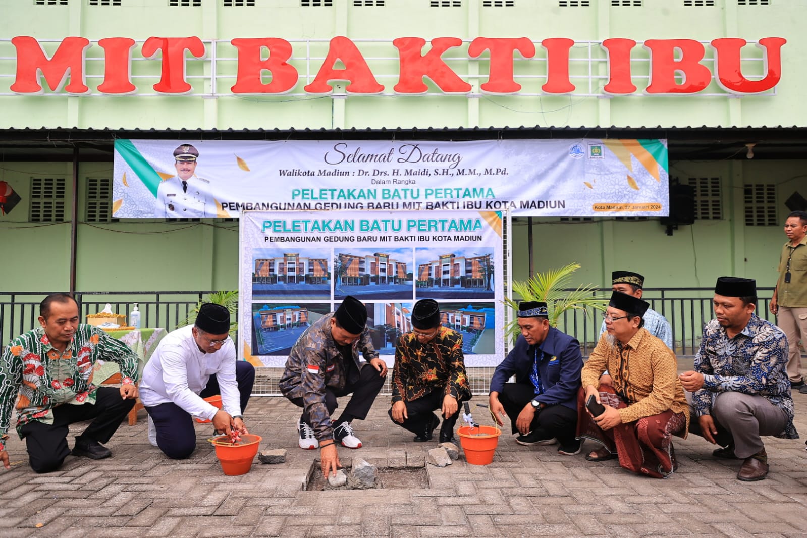 Foto utama berita: Peletakan Batu Pertama Pembangunan Gedung Baru MIT Bakti Ibu, Wali Kota Beri Apresiasi Perkembangan Pesat Yayasan
