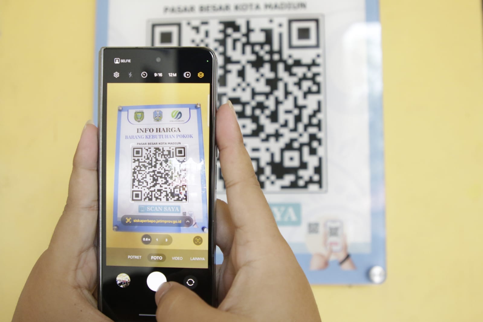 Foto 1 dari 7: Cek Harga Sembako Di Pasar Kini Lebih Mudah, Bisa Scan Barcode Di Mana Saja