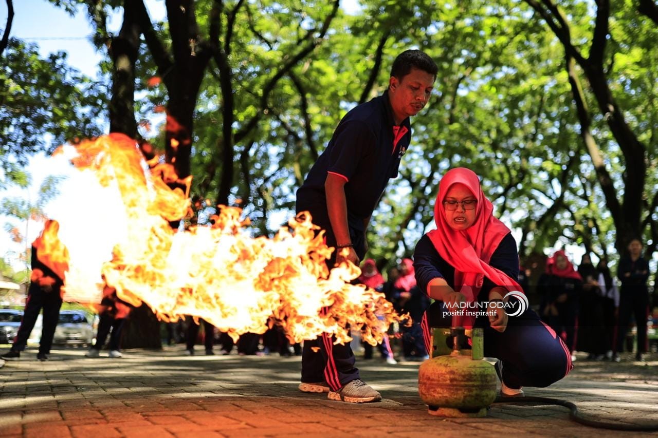 Antisipasi Kebakaran Rumah Tangga, Satpol PP Dan Damkar Beri Pelatihan Penanganan Api Bagi Dharma Wanita