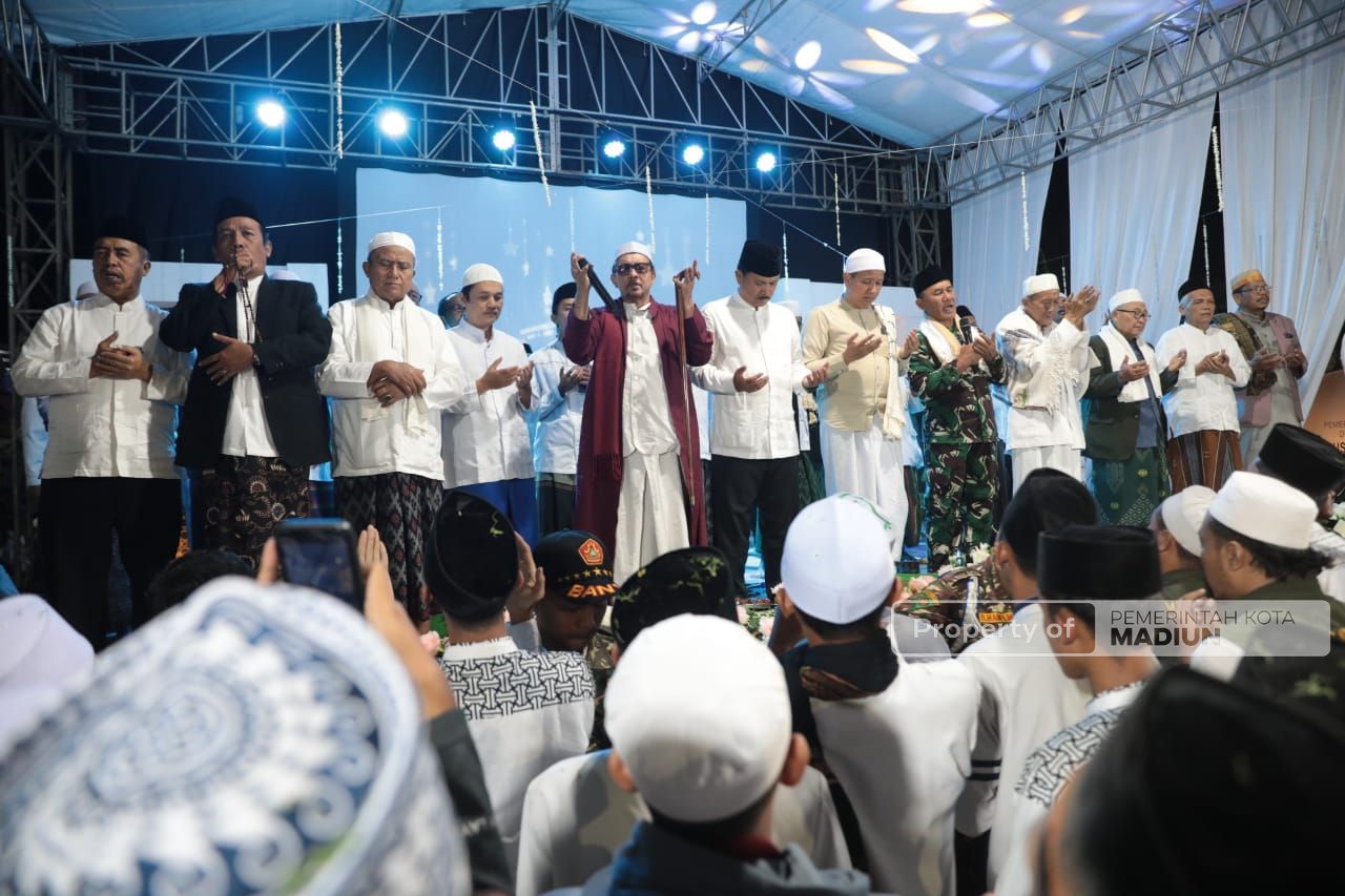 Foto 14 dari 16: Hadiri Peringatan Maulid Nabi Muhammad SAW, Wali Kota Ajak Masyarakat Tingkatkan Iman dan Taqwa
