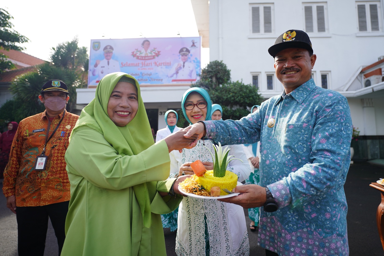 Foto 9 dari 10: Peringatan Hari Kartini, Wali Kota Ajak Tingkatkan Partisipasi Tapi Jangan Lupakan Kodrat Sebagai Perempuan