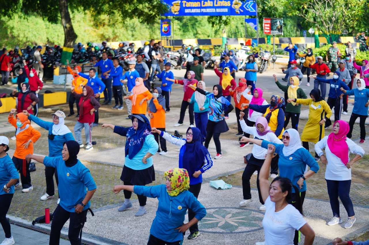 Foto 3 dari 10: Senam Tiga Pilar Kecamatan Manguharjo, Wali Kota Harap Pola Hidup Sehat Jadi Gaya Hidup
