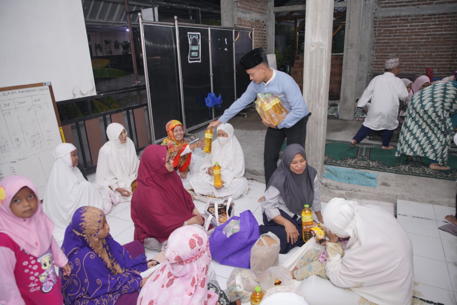 Foto 8 dari 10: Shalat Berjamaah Di Masjid Abu Bakar, Wali Kota Imbau Warga Ikut Jaga Kondusifitas Jelang Lebaran