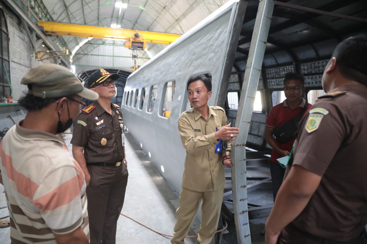 Foto 7 dari 10: Pastikan Pembuatan Replika Kereta Cepat Sesuai Jadwal, PUPR-TPH Sambangi Bengkel Pembuatan di Saradan