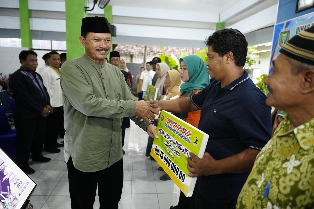 Foto utama berita: Perbaiki Mutu Hidup Warga, Wali Kota Serahkan Bantuan RTLH Dan Jambanisasi