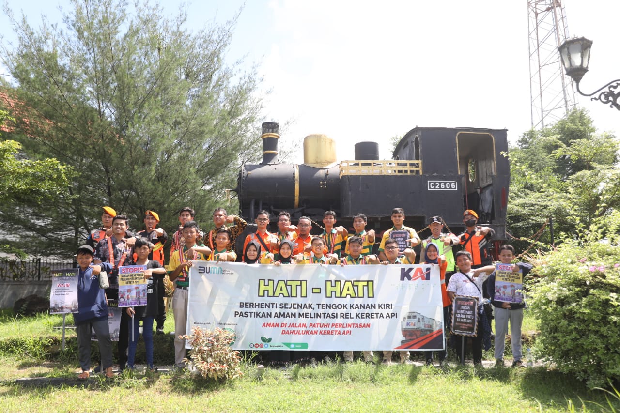Foto 8 dari 8: Antisipasi Kecelakaan, Daop 7 Gandeng Komunitas Railfans Sosialisasi Keselamatan Di Perlintasan KA