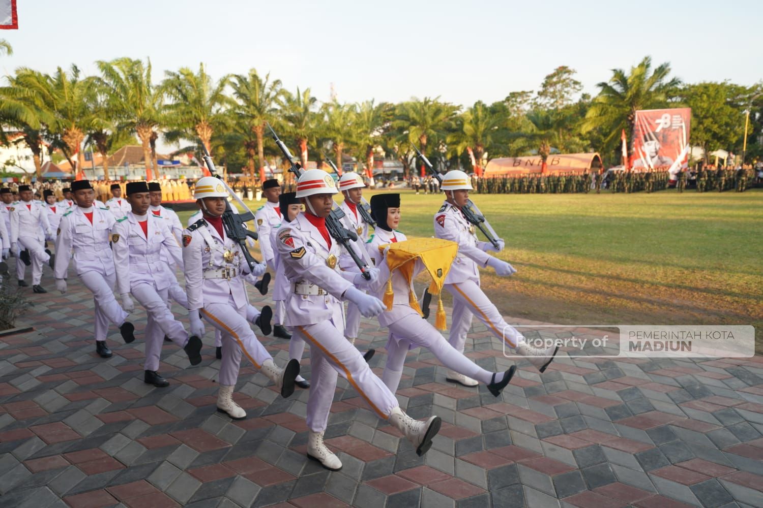 Foto 4 dari 9: Upacara Penurunan Bendera Berlangsung Khidmat, Peserta Kenakan Pakaian Adat