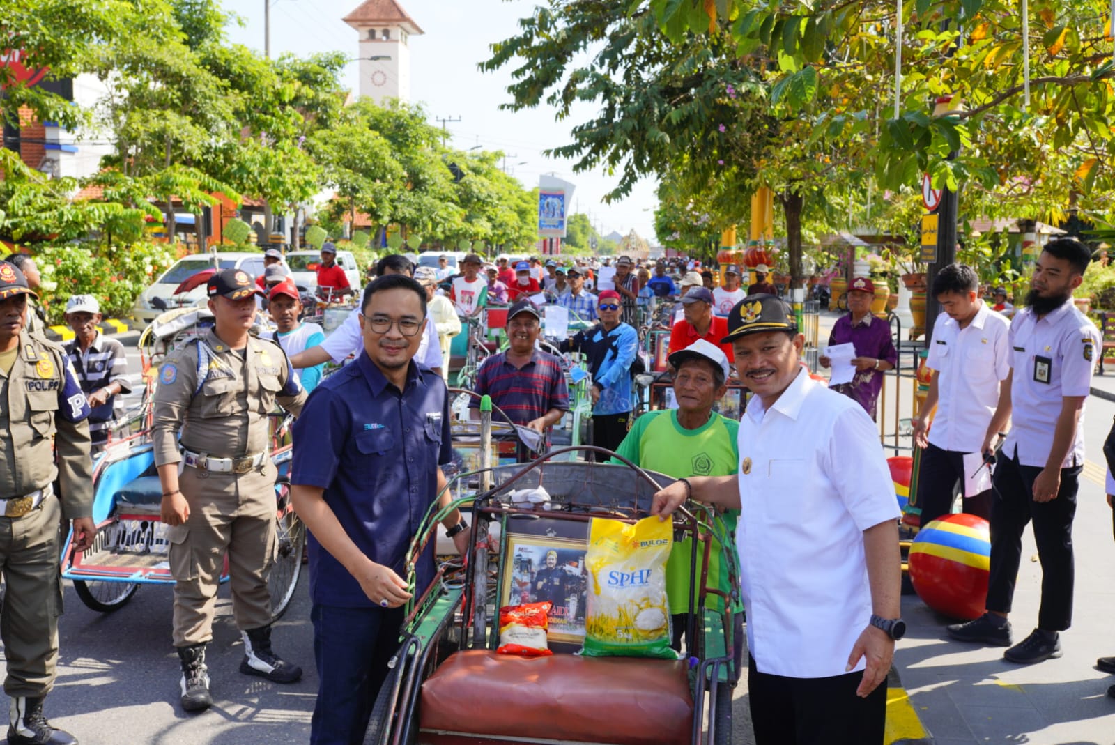 Bagi Sembako ke Ratusan Tukang Becak, Wali Kota: Kemajuan Kota Bisa Dinikmati Bersama
