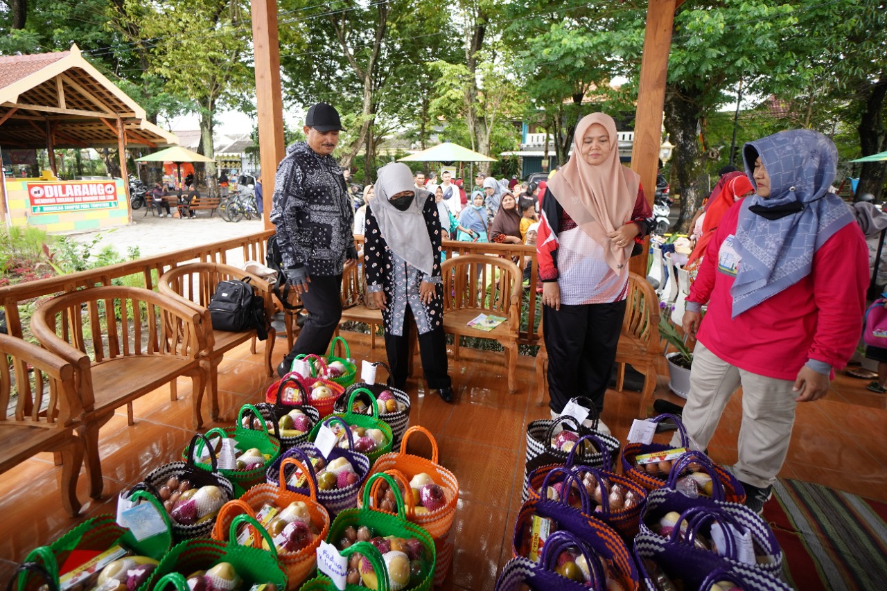 Foto 6 dari 7: Lewat Warung Stop Stunting, Wali Kota Penuhi Gizi Balita Dan Ibu Hamil