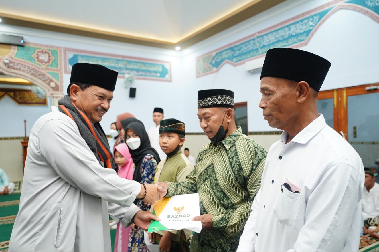 Foto 8 dari 10: Shalat Isya Dan Tarawih Di Masjid Al Amin, Wali Kota Serahkan Bantuan Untuk Anak Yatim