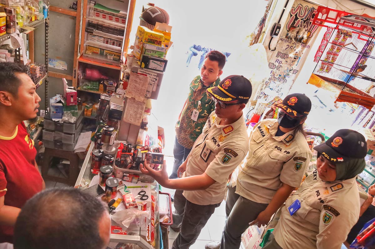 Foto 3 dari 9: Razia Gabungan Barang Kena Cukai, Petugas Temukan 56 Lembar Pita Cukai Asli yang Akan Diperjualbelikan Kembali