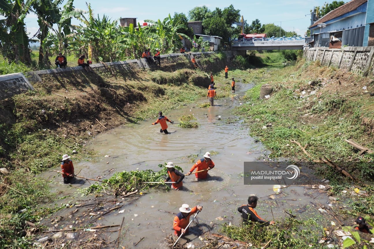 Foto 6 dari 8: Antisipasi Musim Penghujan, BPBD Bersih-Bersih Kali Piring
