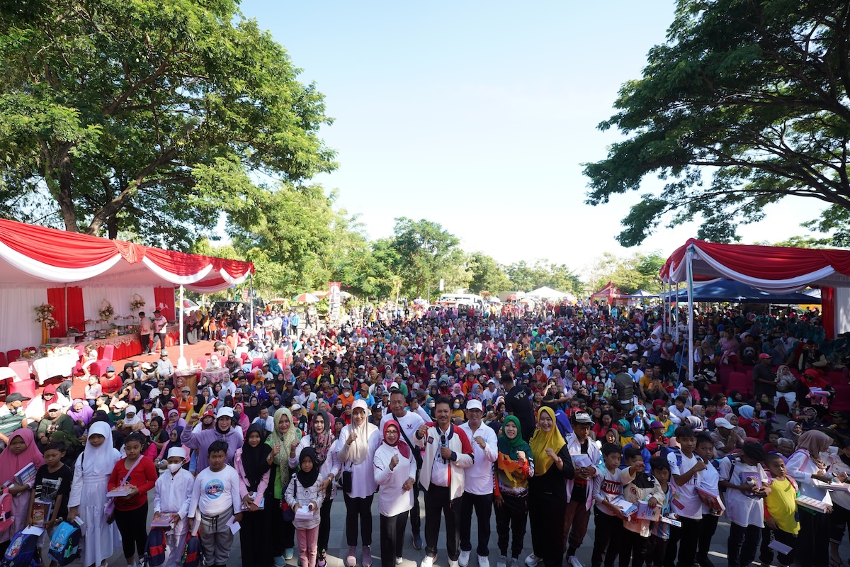Foto 9 dari 9: Ribuan Warga Ikut Ramaikan Jalan Sehat Bersama Wali Kota Dr. Maidi