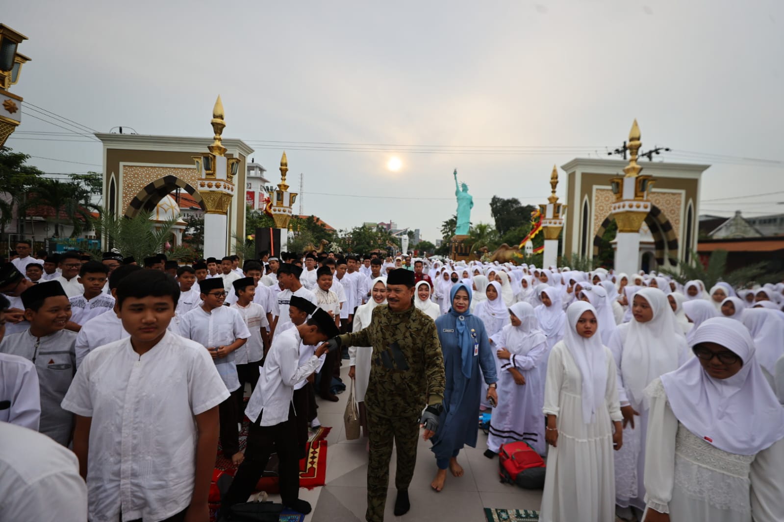 Foto 6 dari 8: Hadiri Peringatan Isra Mi’raj di Kawasan PRC, Wali Kota  Harap Jadi Momentum Teladani Sikap Rasullah