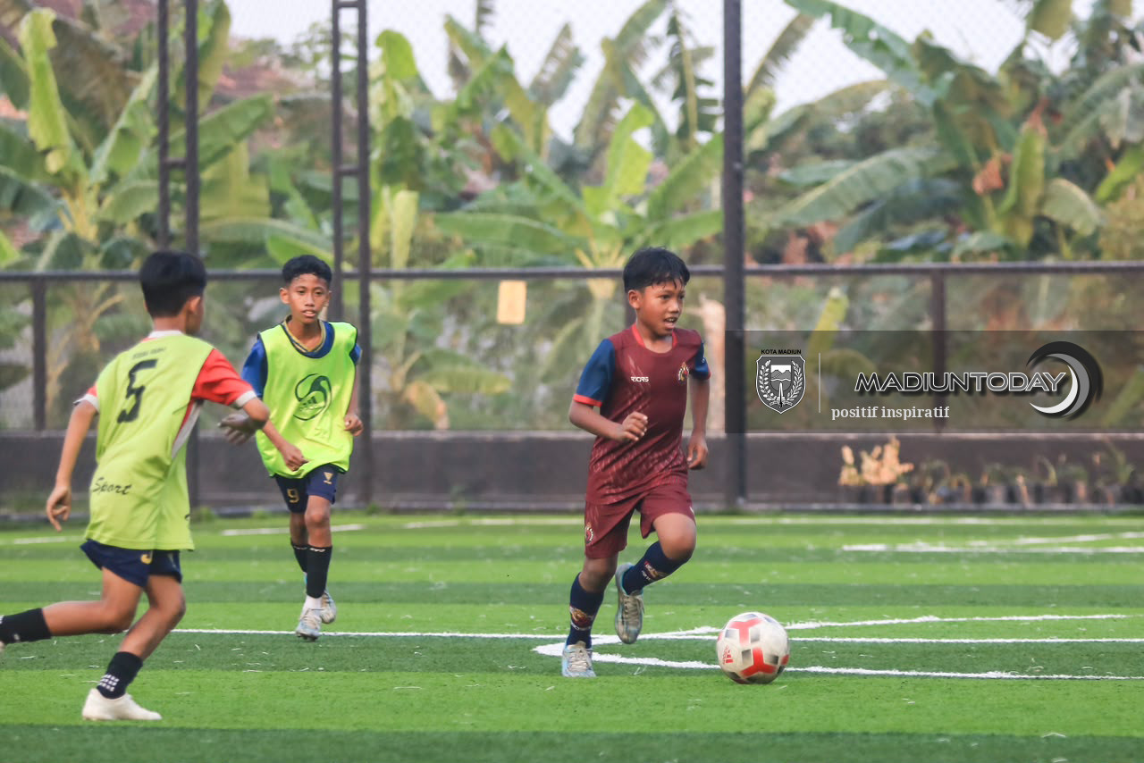 Foto 5 dari 10: Kantongi Puluhan Kejuaraan di Usia 10 Tahun, Pesepak Bola Cilik Kota Pendekar Ini Dipercaya Jadi Kapten di Ibu Kota