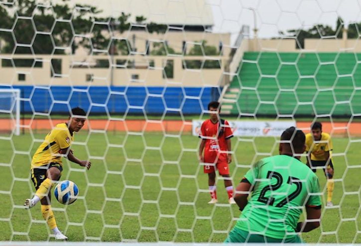 Foto 2 dari 11: Derby Tensi Tinggi, PSM Tekuk Persinga 2-1