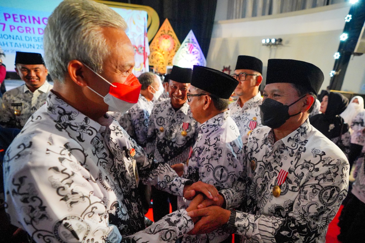 Foto 8 dari 10: Komitmen Tingkatkan Pendidikan, Wali Kota Maidi Diganjar Anugerah Dwija Praja Nugraha