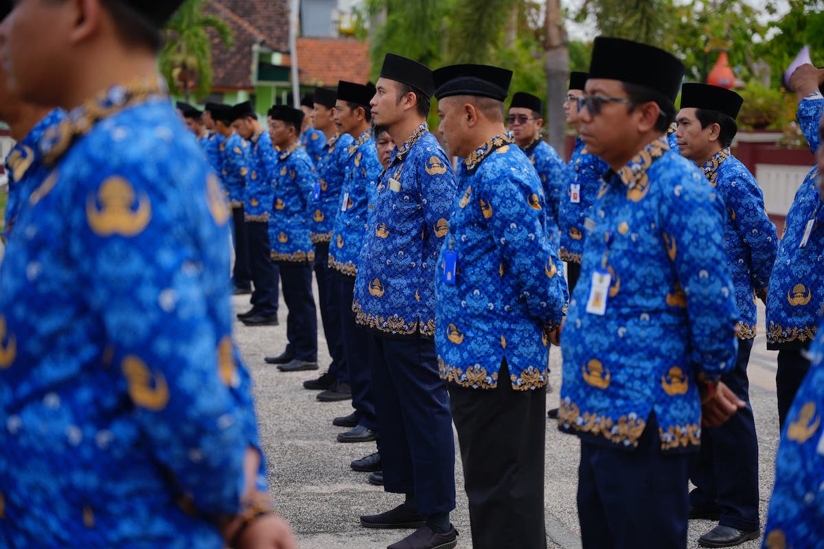 Foto 5 dari 8: Upacara Hari Pahlawan di TMP, Sekda Kota Madiun: Loyalitas ASN Untuk Negara Harus Seperti Pahlawan