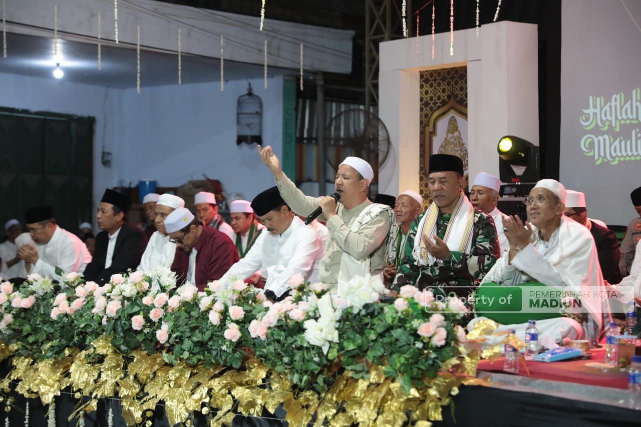 Foto 16 dari 16: Hadiri Peringatan Maulid Nabi Muhammad SAW, Wali Kota Ajak Masyarakat Tingkatkan Iman dan Taqwa