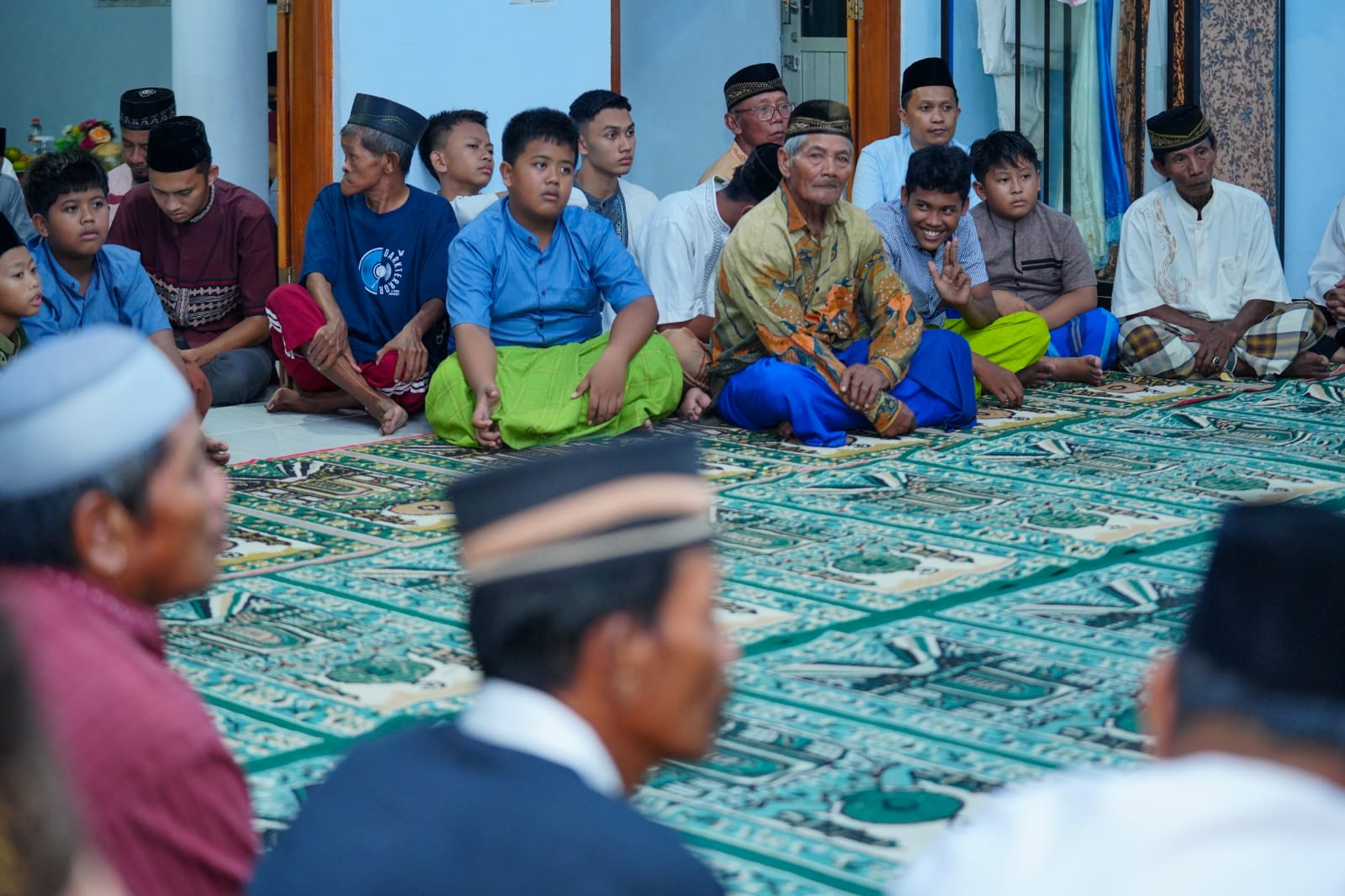 Foto 7 dari 10: Gelar Salat Isya di Masjid Baddal’ul Muttaqin, Wali Kota Sosialisasi Sekaligus Salurkan Bantuan ke Warga