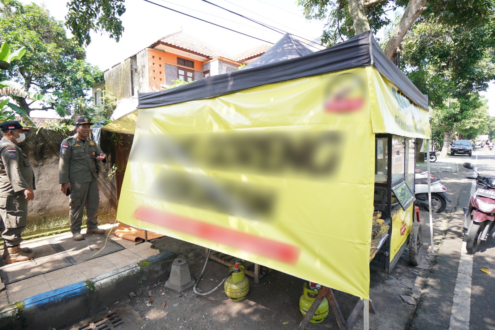 Foto 6 dari 10: Kedepankan Langkah Persuasif, Petugas Lakukan Pembinaan PKL Melanggar