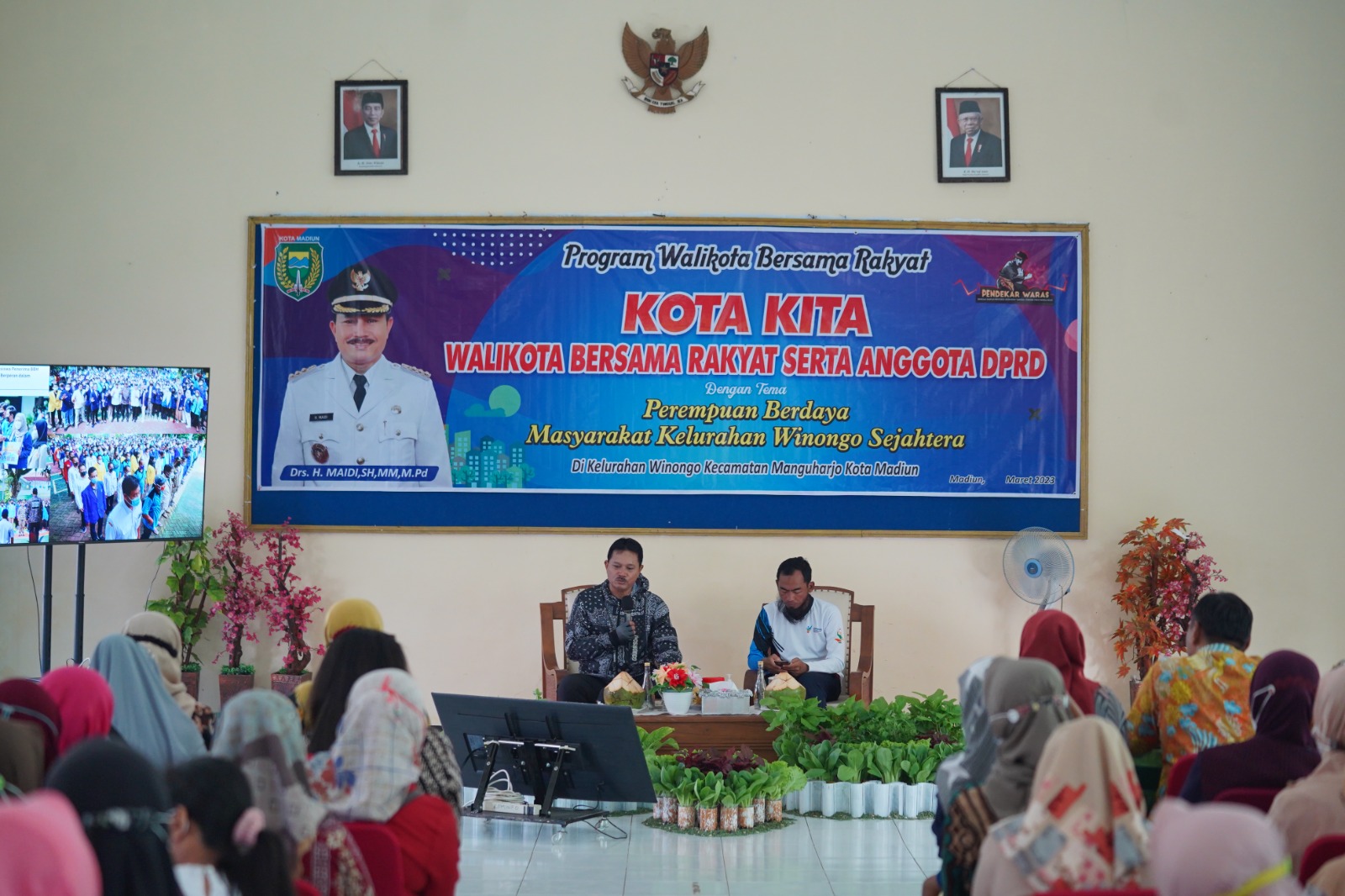 Foto 2 dari 10: Wali Kota Sampaikan Oleh-Oleh dari Luar Negeri Saat Gowes di Tiga Kelurahan