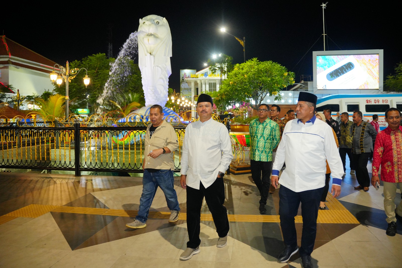 Foto 2 dari 4: Kunjungi Kota Madiun, Bupati Siak Kagum Akan Gemerlap Kota Pendekar