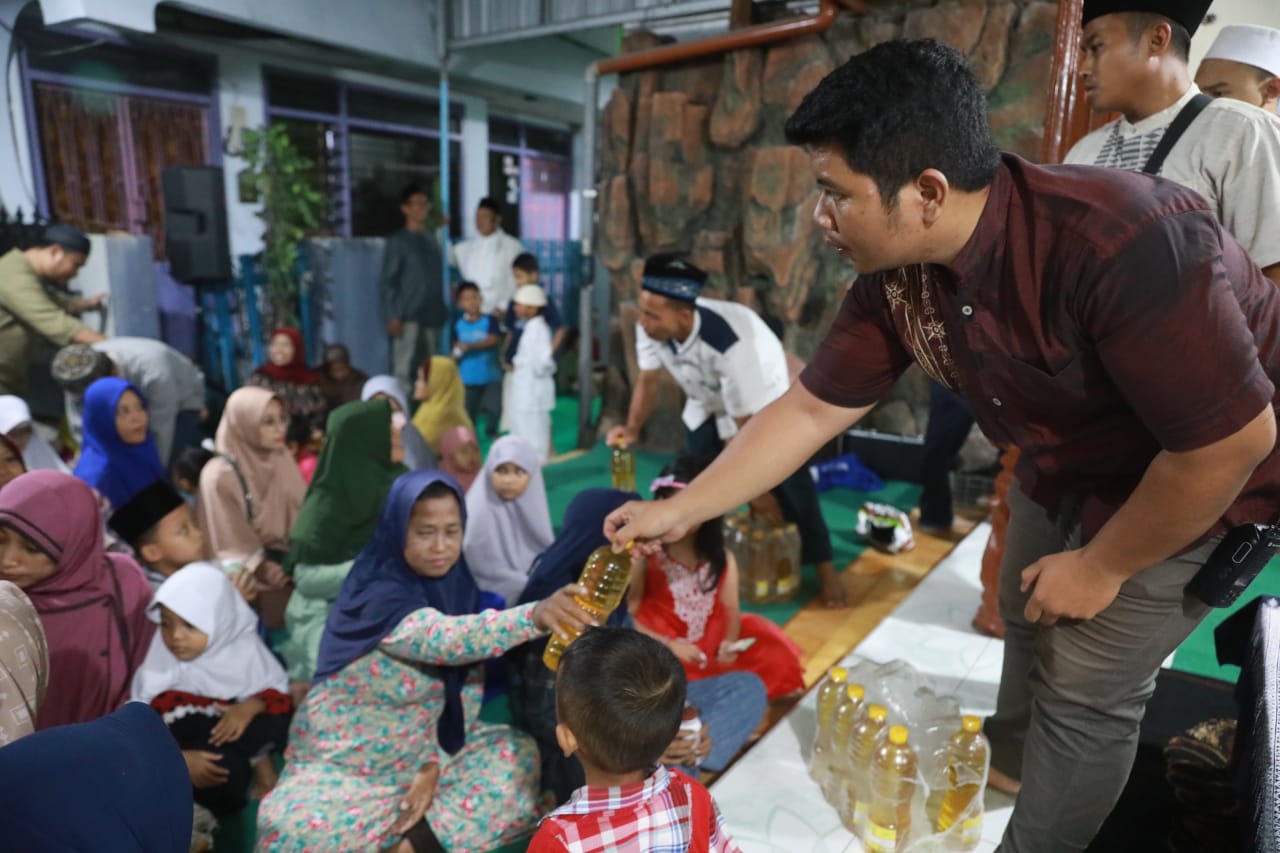 Foto 6 dari 14: Salat Isya di Musala Nurul Badiah, Wali Kota Silaturahmi Hingga Beri Bantuan ke Warga