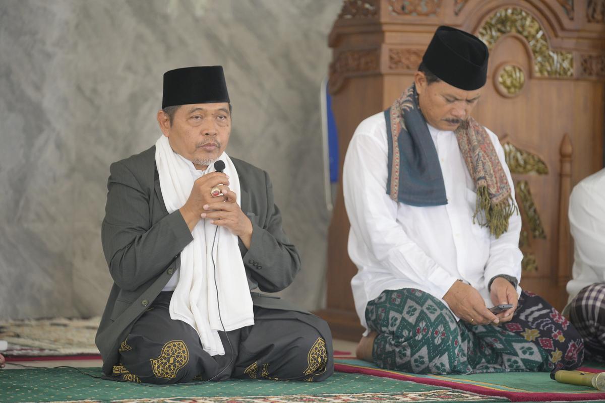 Foto 3 dari 8: Peringati Nuzulul Quran, Wali Kota Juga Serahkan Bansos Untuk Imam Masjid, Marbot, dan Tokoh Agama