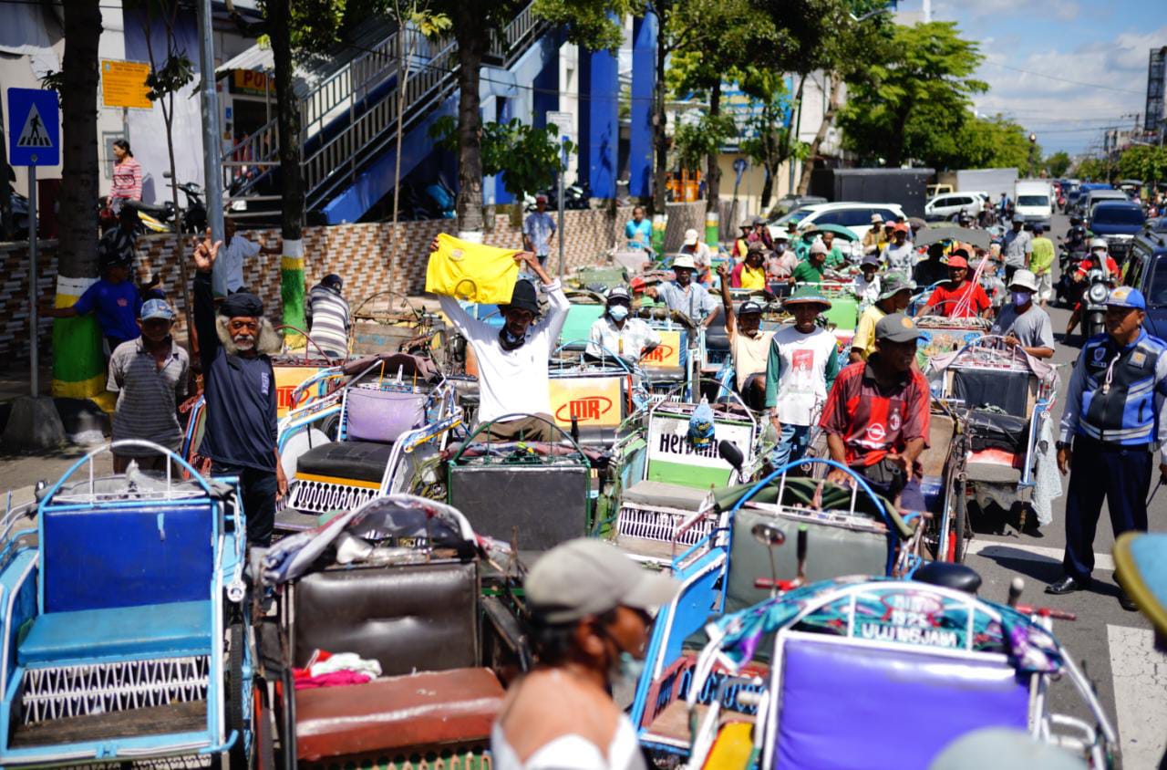 Foto 3 dari 8: Wali Kota Bagikan Sembako Gratis Untuk Masyarakat