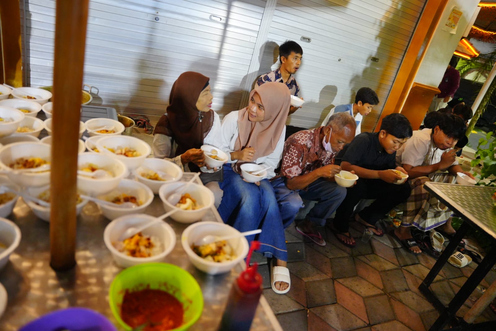 Foto 10 dari 10: Buka Bersama dengan Anak Yatim dan Disabilitas, Wali Kota Ingin Mereka Tetap Semangat dan Jangan Berkecil Hati