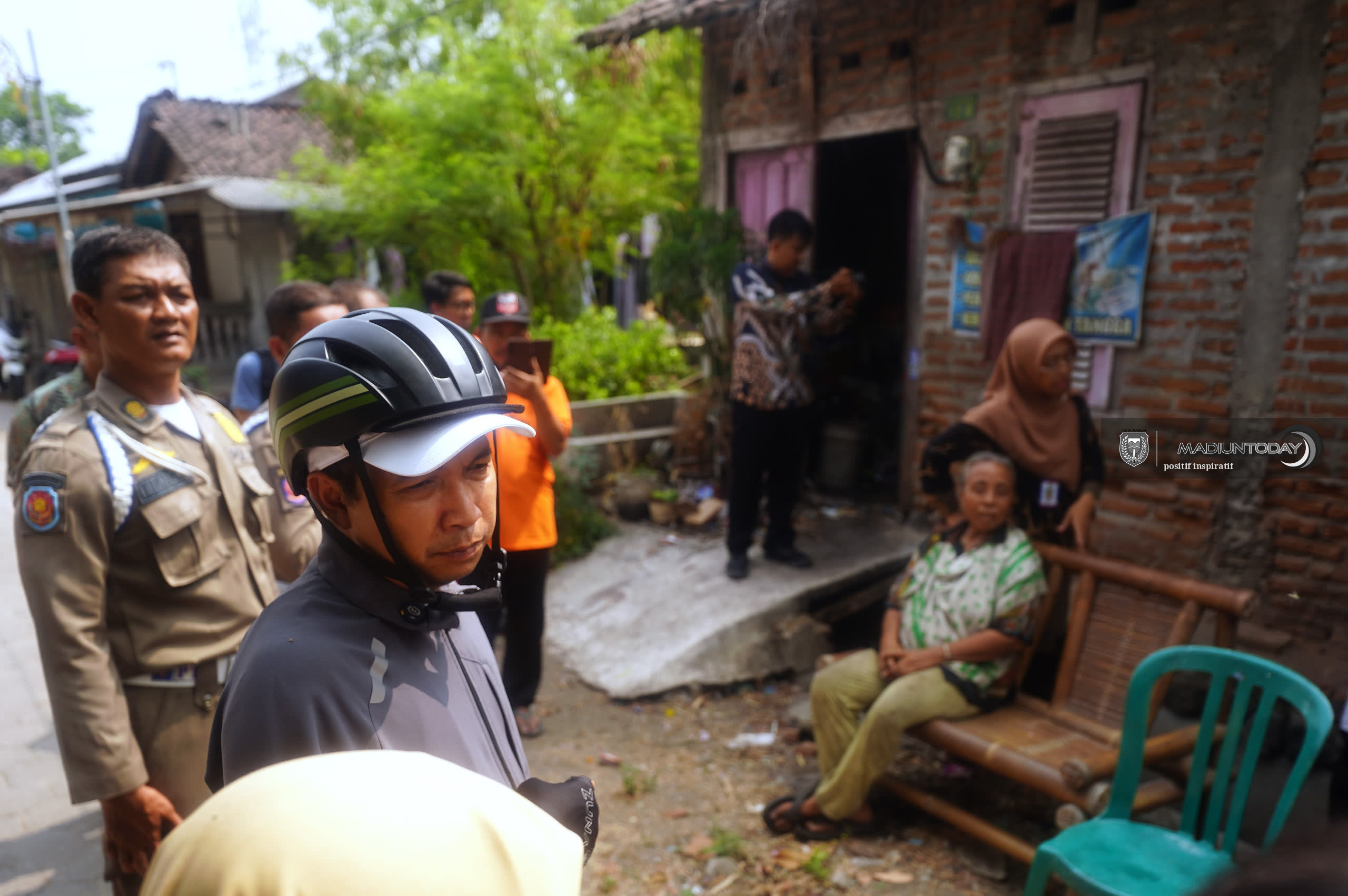 Foto 14 dari 20: Tak Hanya Dialog Malam Hari, Giat WBR Kini Dimulai Keliling Beri Solusi Langsung di Lokasi