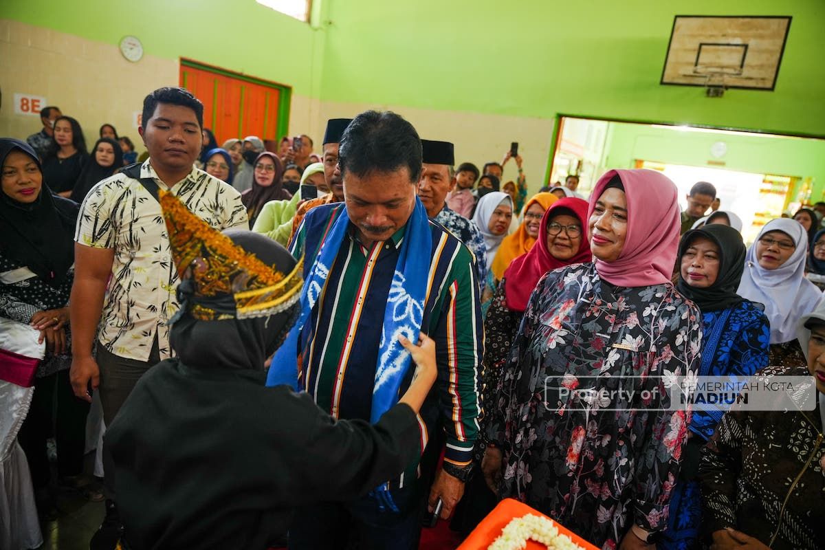 Foto 2 dari 8: Hadiri Sosialisasi Program Sekolah Di SMPN 6, Wali Kota Sampaikan Strategi Menuju Generasi Emas 2045