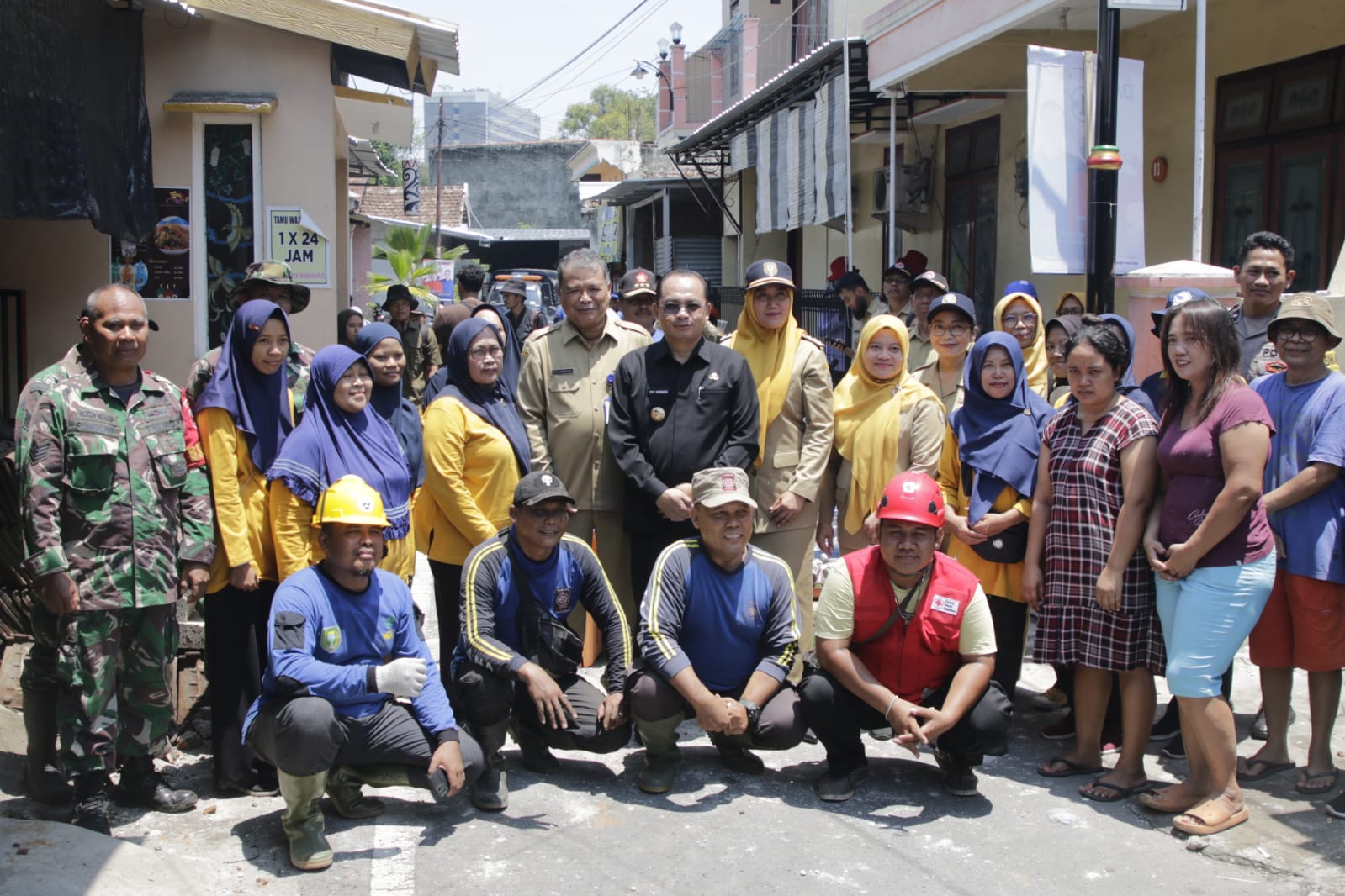 Foto 8 dari 11: Pj Walikota Serahkan Bantuan Kepada Korban Rumah Roboh