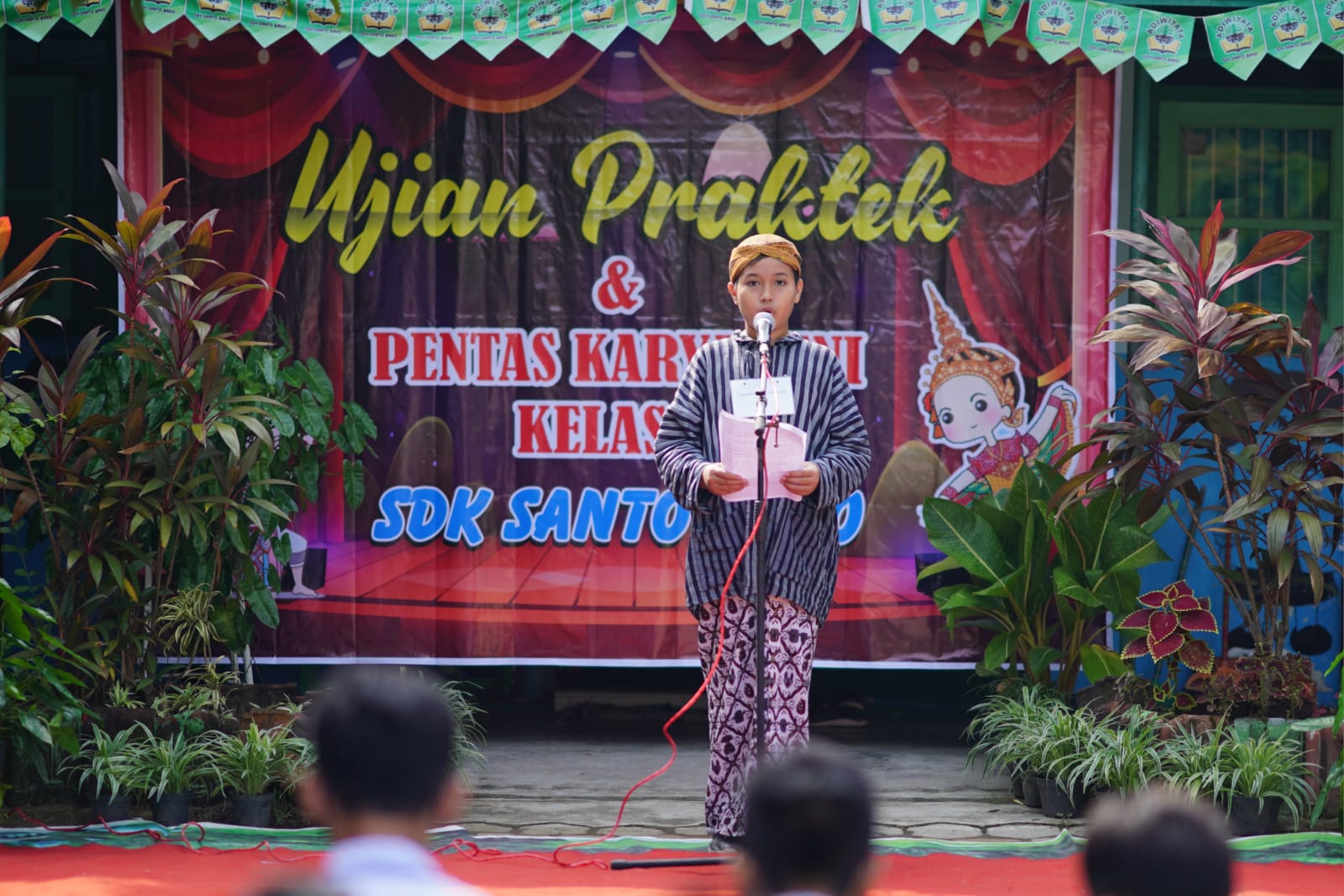 Foto 5 dari 10: Serunya Aksi Siswa SDK ST Bavo, Nembang Macapat Hingga Pidato Bahasa Jawa Dengan Berbusana Tradisional