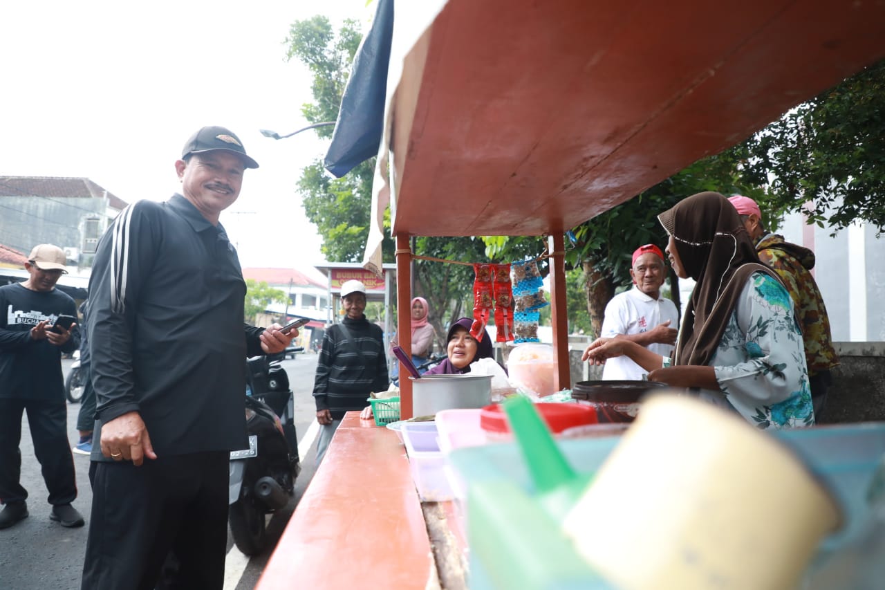 Foto 8 dari 12: Tak Hanya Tinjau Saluran, Wali Kota Juga Borong Makanan untuk Dibagikan