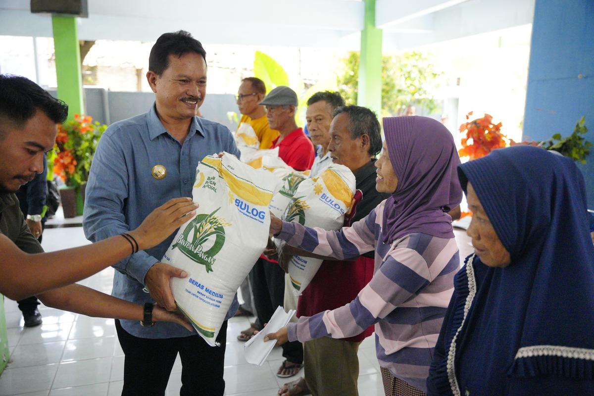 Salurkan Bantuan Pangan, Wali Kota: Lebaran Tidak Ada yang Kesulitan Bahan Kebutuhan