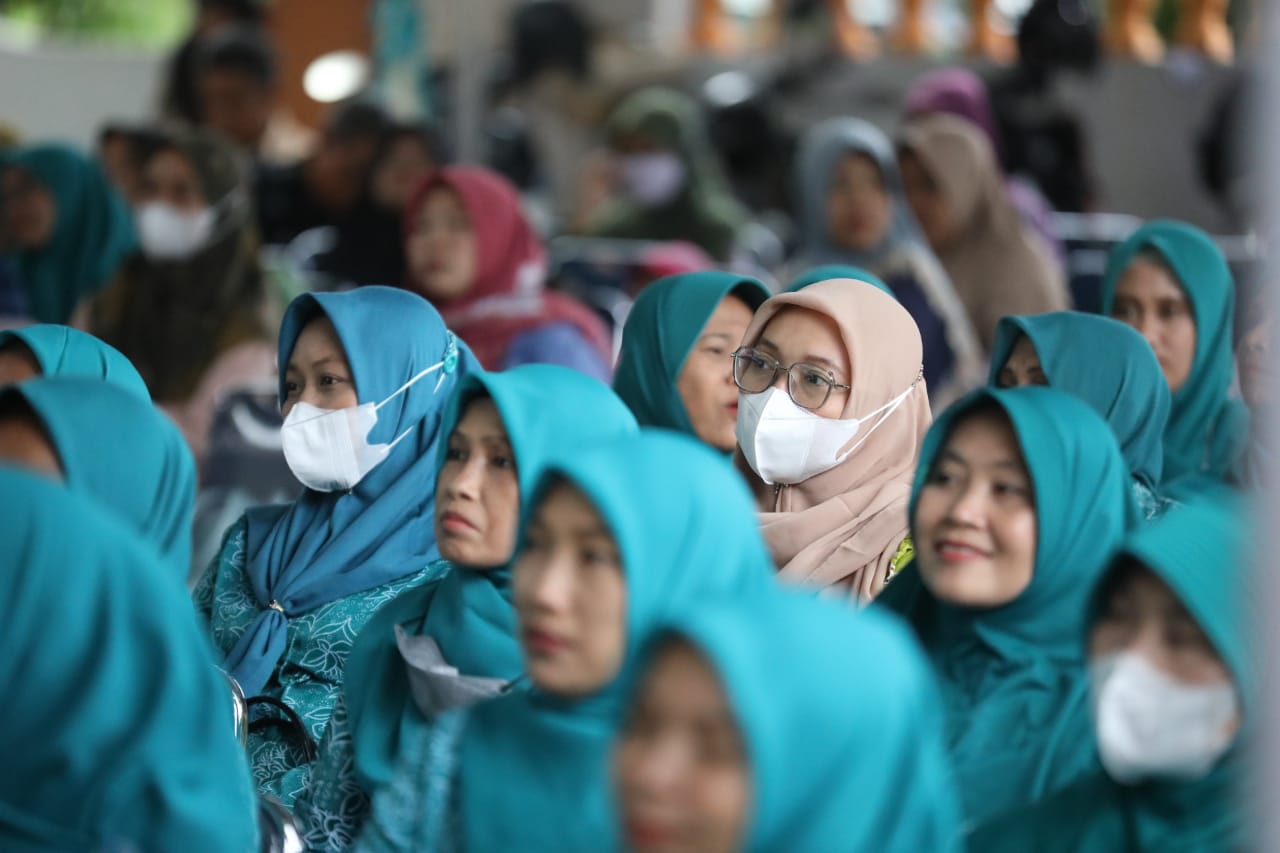 Foto 8 dari 8: Dinas Luar, Wali Kota Hadiri Pertemuan Warga Secara Virtual
