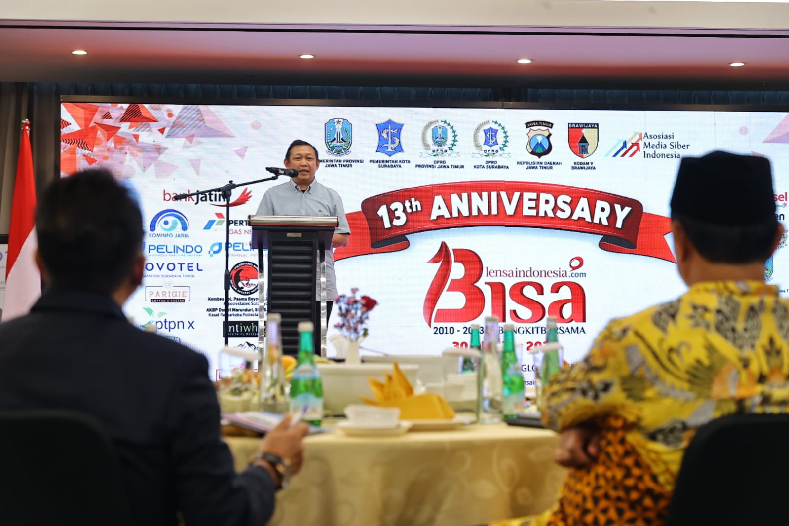Foto 4 dari 5: Dapat Penghargaan Lagi, Wali Kota Raih Penghargaan The Right Man On The Right Place dari Lensa Indonesia Kali Ini