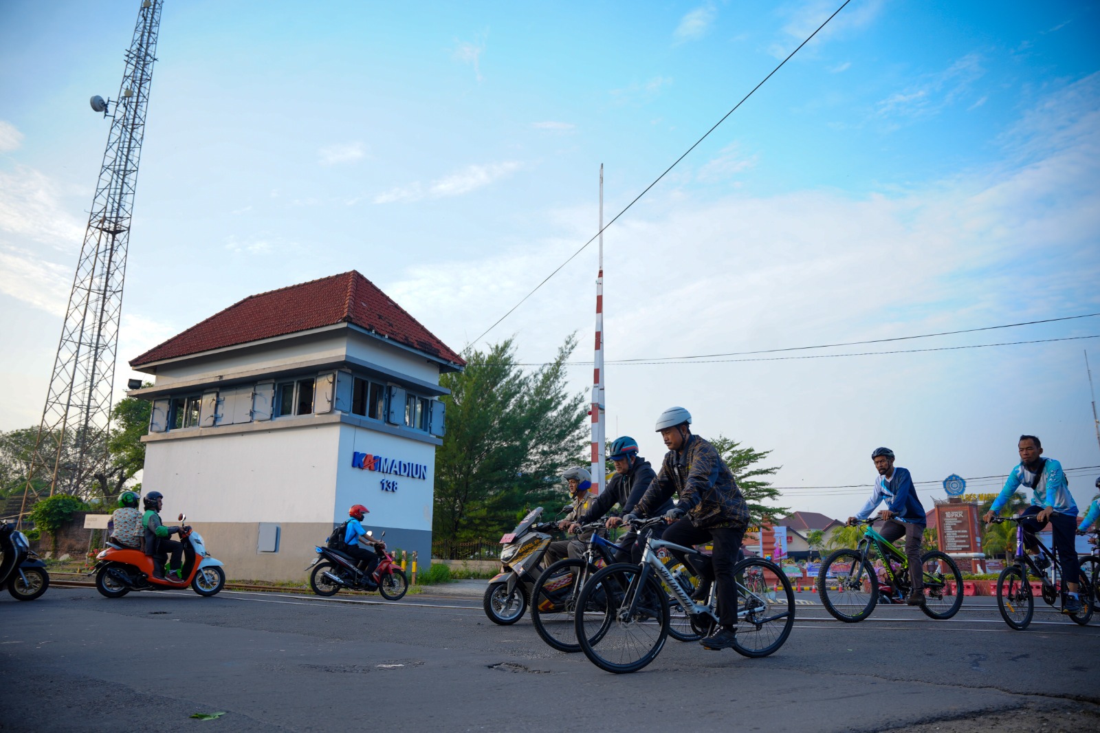 Foto 2 dari 10: Gowes Kota Kita di Ngegong, Wali Kota Silaturahmi Sekaligus Serap Aspirasi Masyarakat