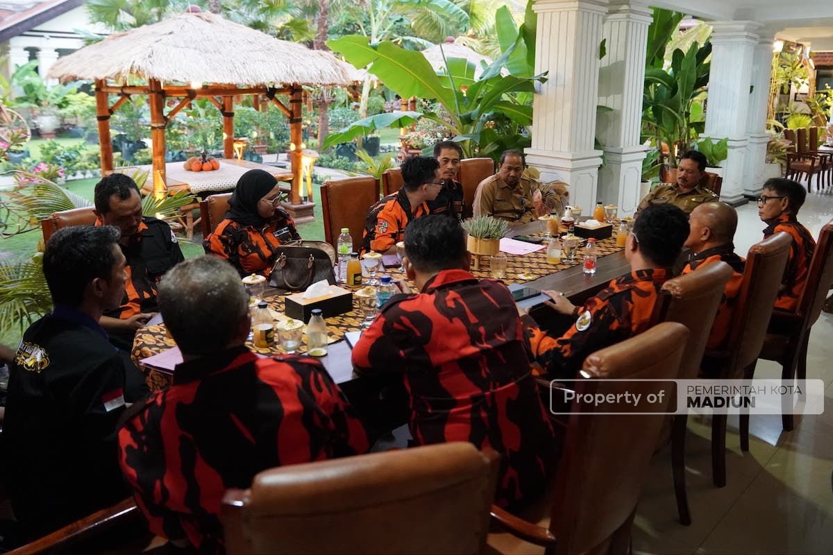 Foto 3 dari 8: Pemuda Pancasila Kunjungi Balai Kota, Gelar Audiensi Dengan Wali Kota