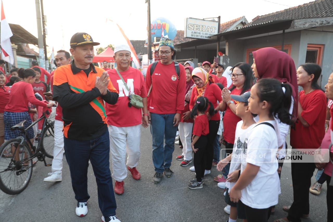 Foto 5 dari 7: Lepas Jalan Santai RW VII Nambangan Lor Wali Kota Pesan Jaga Kekompakan Warga